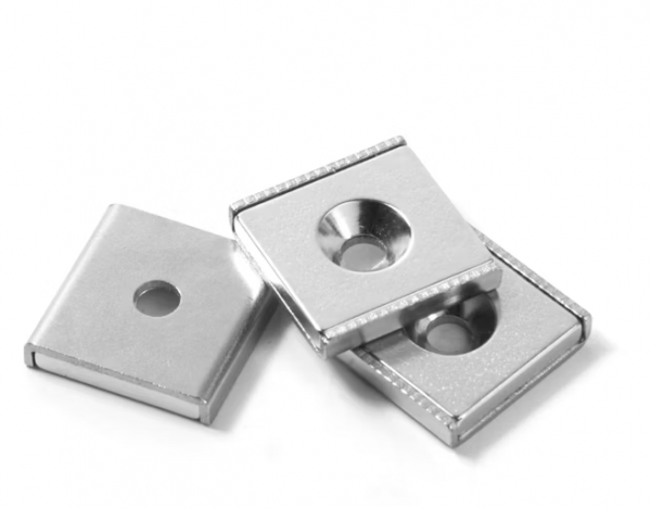 Магнитное крепление: неодимовый магнит прямоугольник в корпусе 10х13,5х5 мм с зенковкой 3,3/6,5 мм